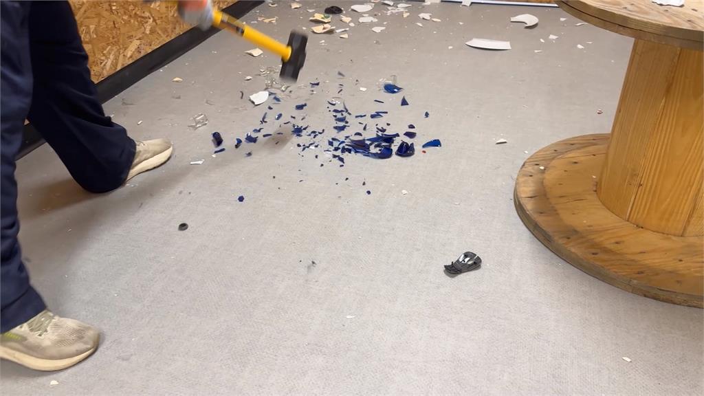 美國佛蒙特州「憤怒屋」　盡情打砸辦公室、揮灑螢光顏料