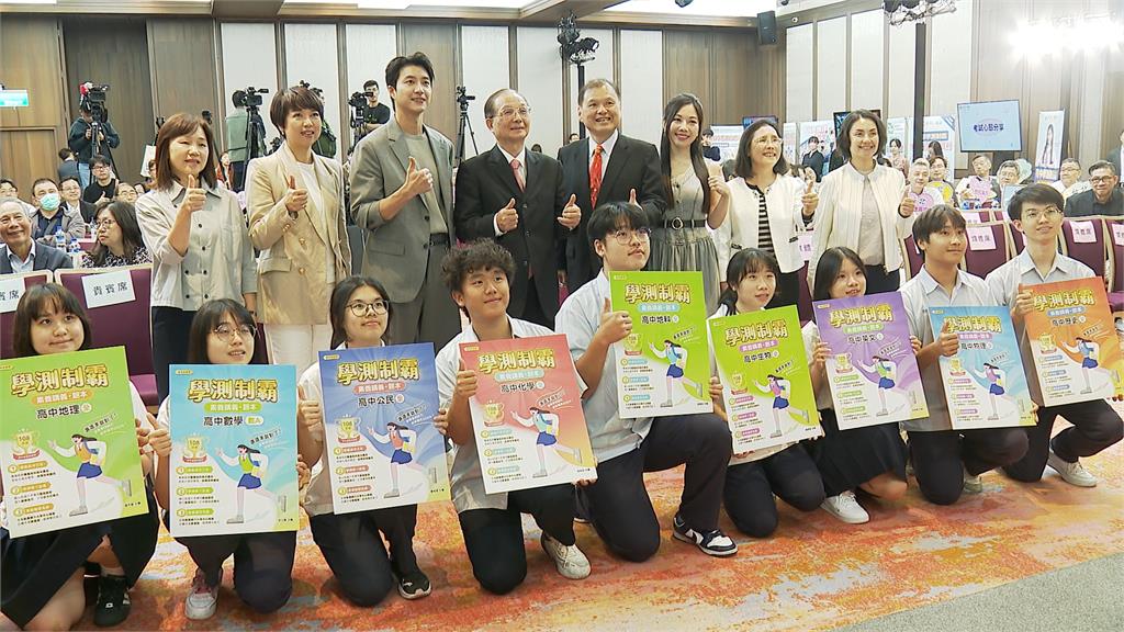 共同見證教材捐贈計畫啟動　蔡尚樺、江宏傑首度同台見證