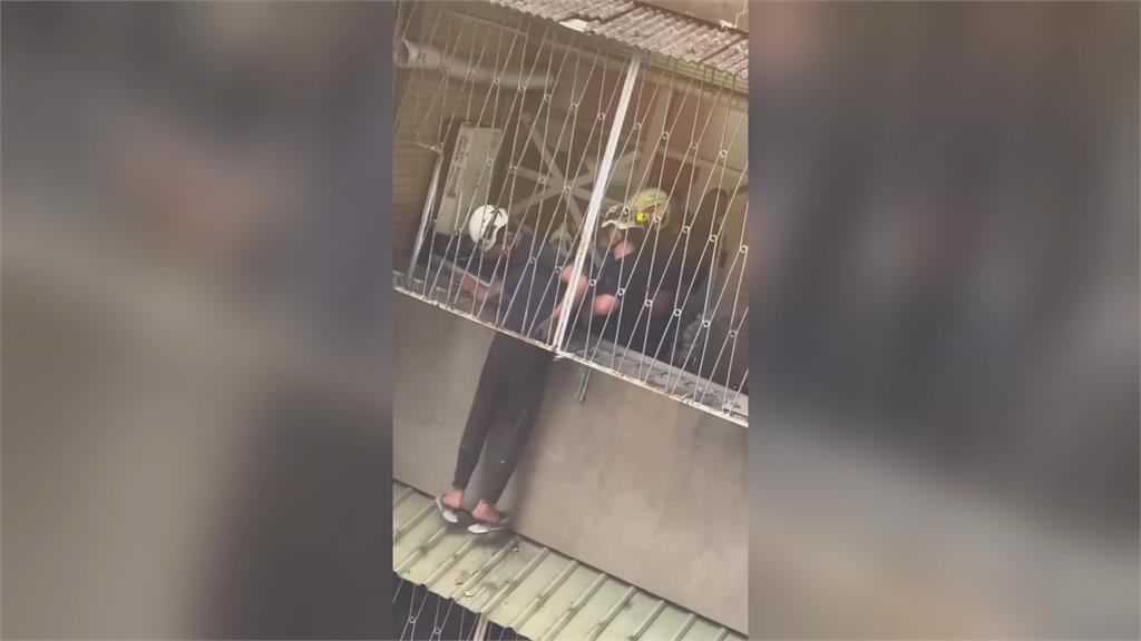 好糗！偷竊不成被發現　竊賊爬窗躲陽台外受困
