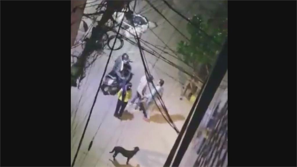 搶劫遇窮情侶 印度搶匪「反塞紙鈔」網笑:有人性