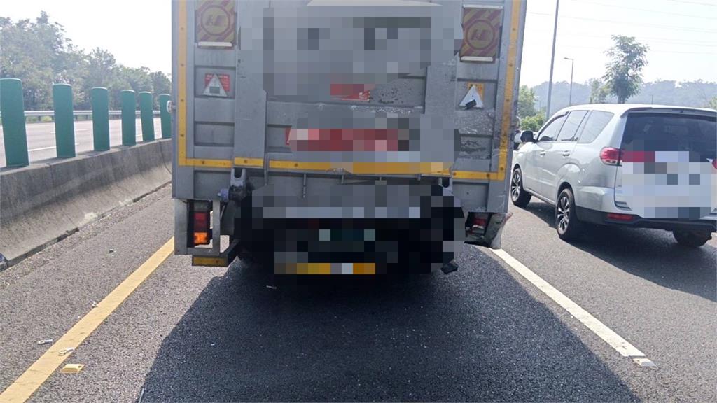 最新／國3南下嘉義路段2死車禍　車頭全毀恐怖畫面曝光