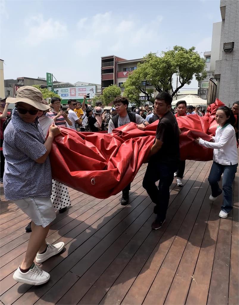 快新聞／台南紅球計畫巡迴「屁屁被戳到」　球體消風畫面曝光