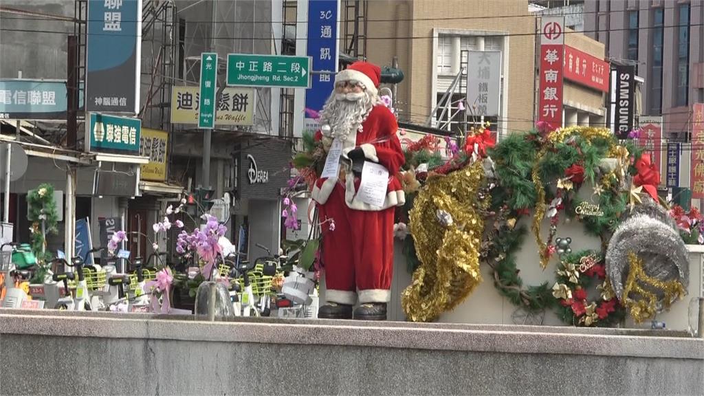 耶誕老人現身彰化火車站前　真人大小嚇壞路人