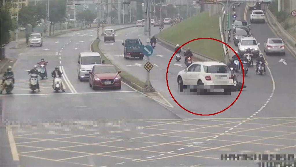 三重10號越堤道旁!轎車突變換車道左轉撞機車 騎士慘被捲入車底