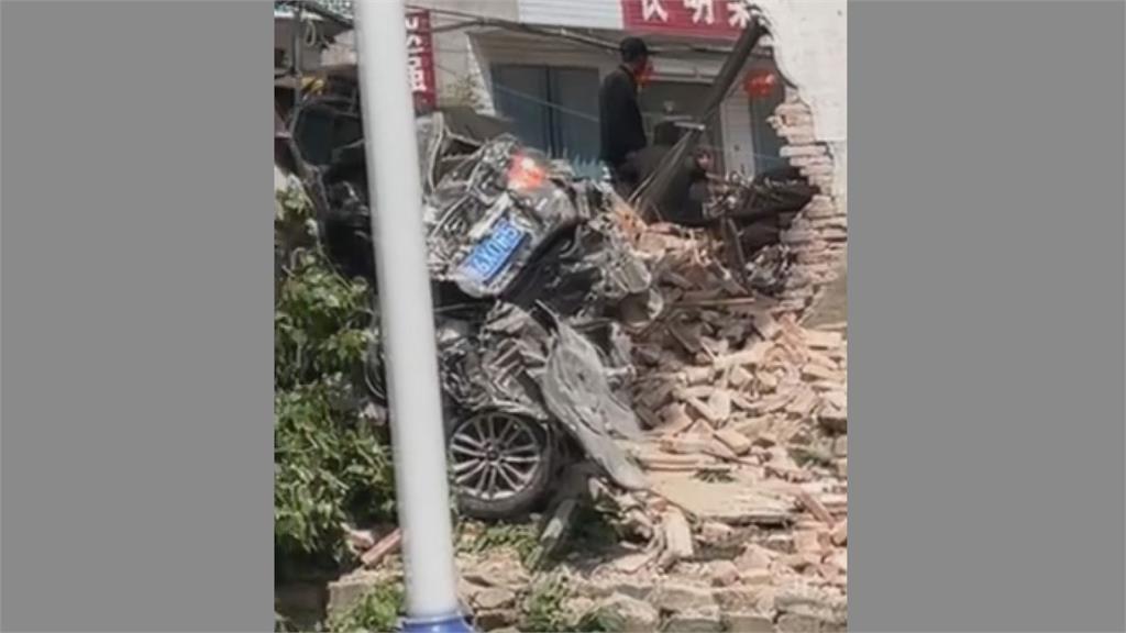 疑似煞車失靈!大貨車高速衝撞對向釀7死10傷 車頭全毀場面曝