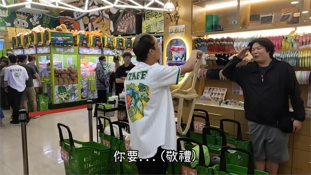 入伍前去剃頭!台男被朋友「惡搞剪成地中海」 頂新髮型打工超社死