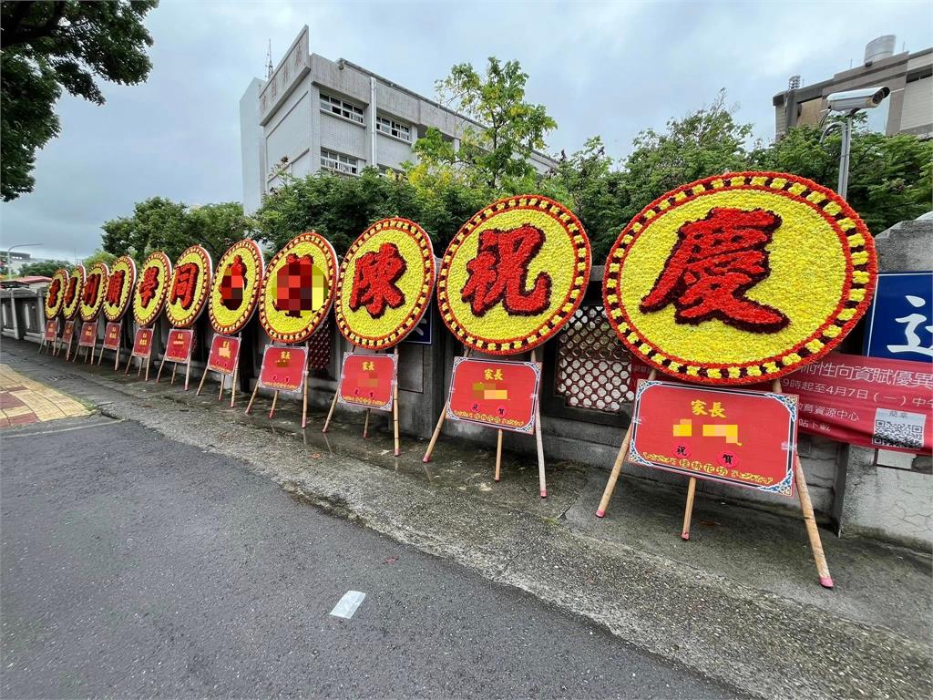 國中女兒畢業收11座花圈!「爸」氣浮誇祝福網笑:這場面太像人生畢業