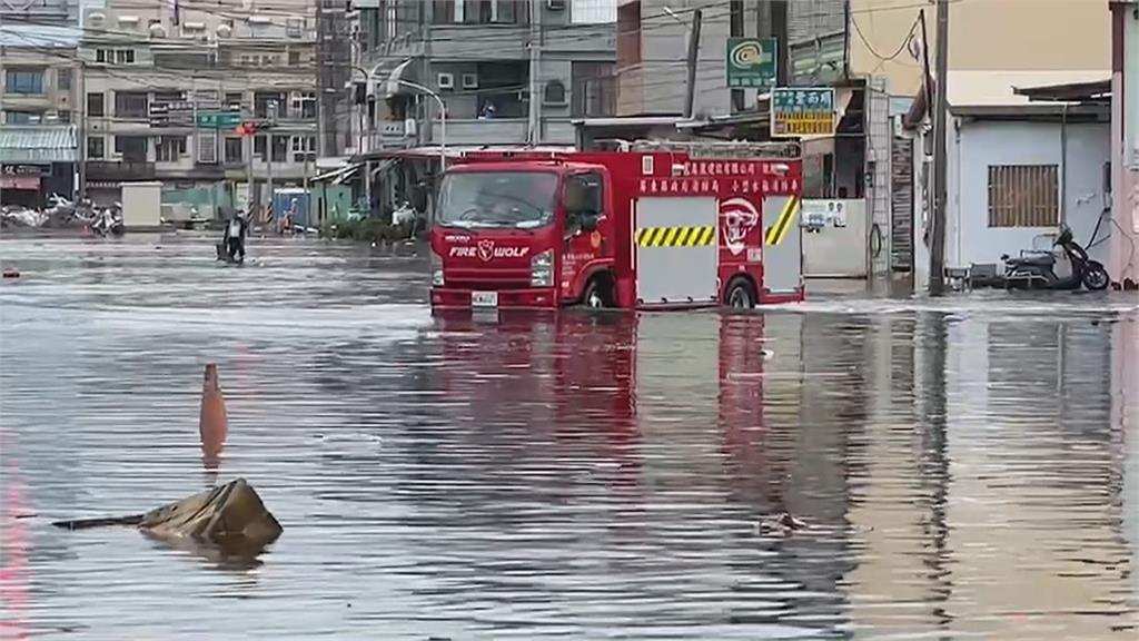 年度大潮+颱風外圍環流! 屏東東港水漫道路淹入民宅