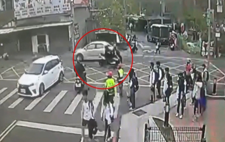 台中車禍！嬤載孫遭撞孫女噴飛　校車撞早餐店棚架玻璃碎裂學生嚇壞