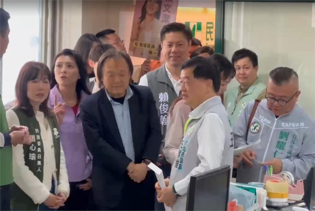 再陪「英系」登記綠營初選！　王世堅謙稱：我只是雄性　非母雞