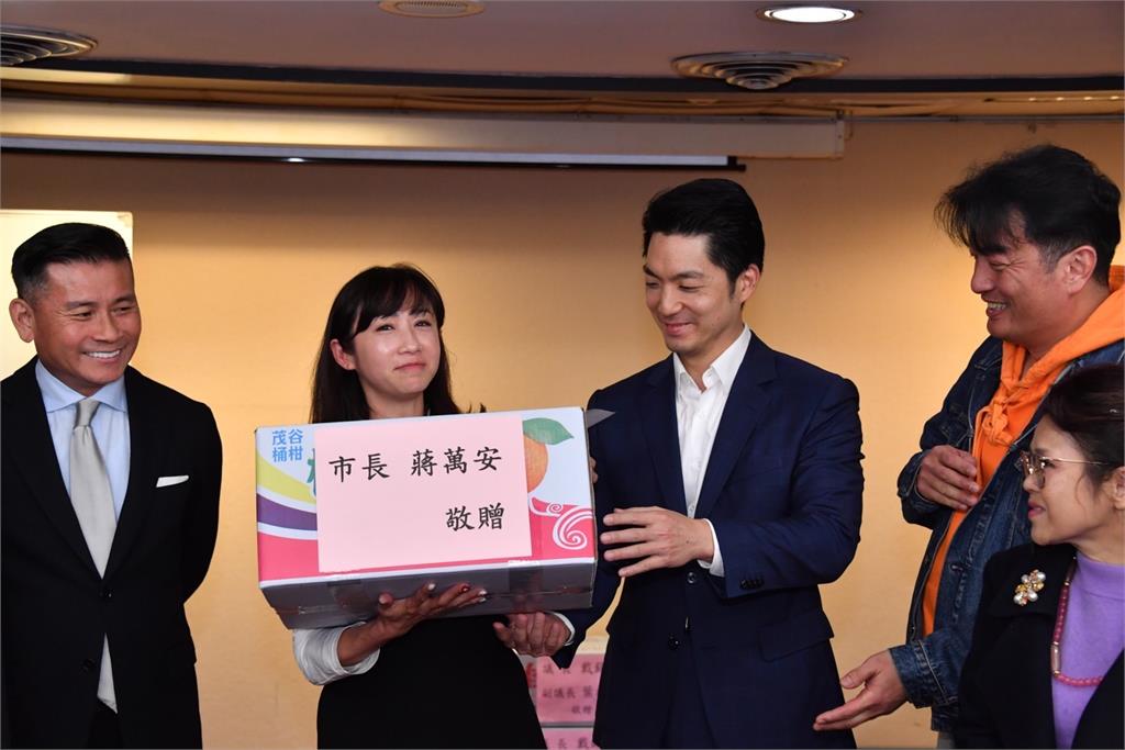 快新聞/赴議會送橘子!工務委員會籲撤銷京華城容獎 蔣萬安:兩週內研議
