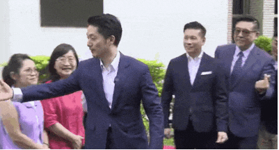 蔣萬安超寵殷偉「猛拉李多慧」鬧片流出！吳靜怡見1幕怒開轟：皇上都會滿足他
