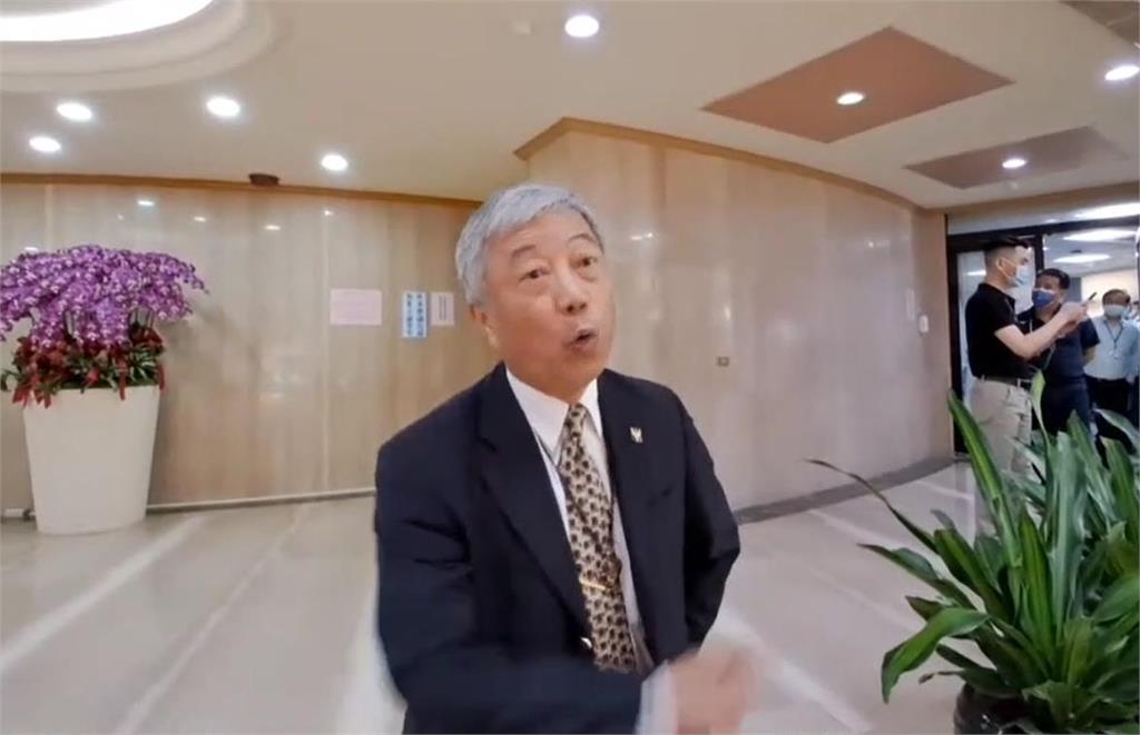 桃市民代質疑市府報告「照抄前朝」 法務局長怒拍桌回嗆、遭請出議場