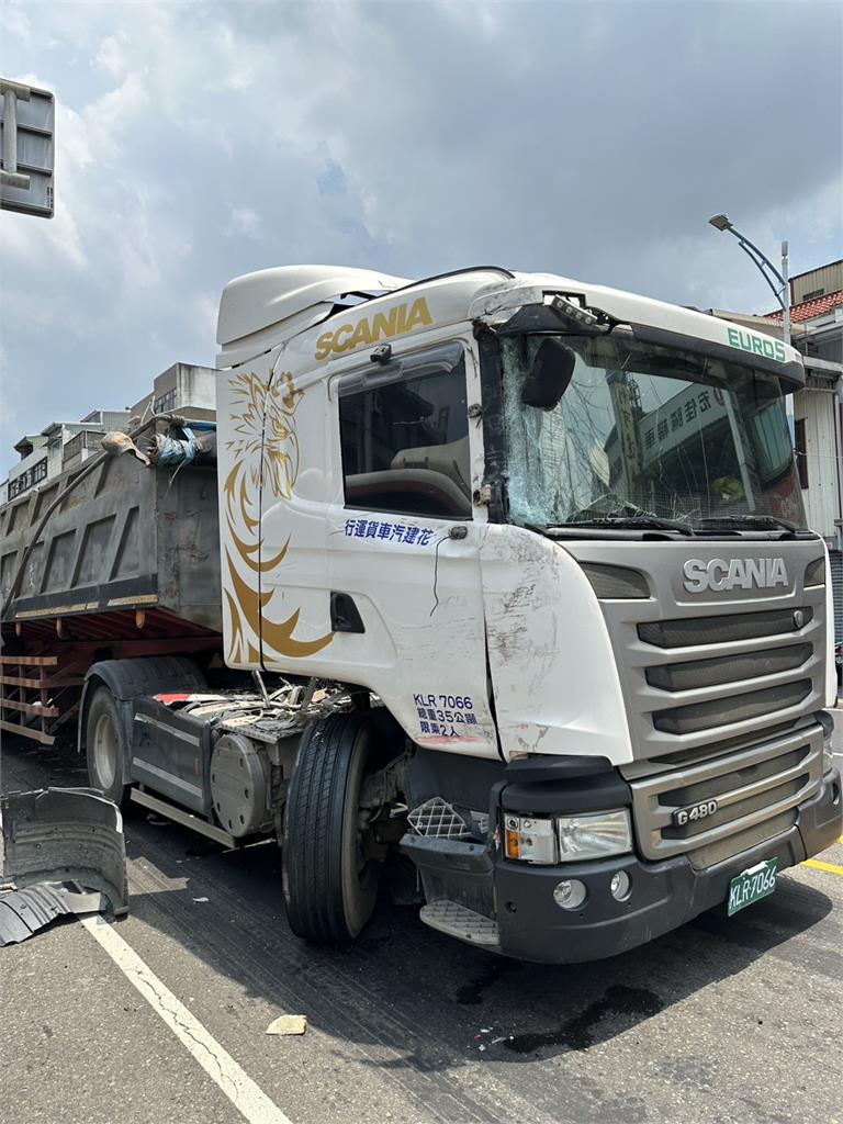 快新聞/桃園龜山砂石車追撞公車 6名乘客受傷、近600戶停電搶修中