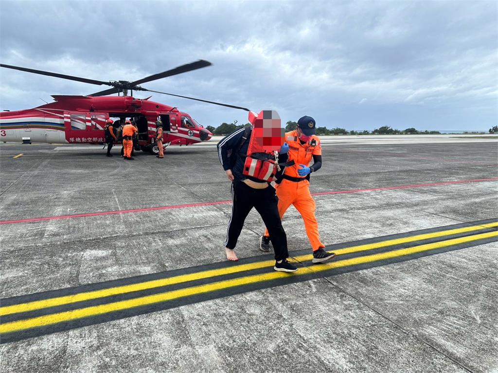 巴貝多籍貨輪擱淺蘭嶼 空勤直升機搏浪救出19名船員