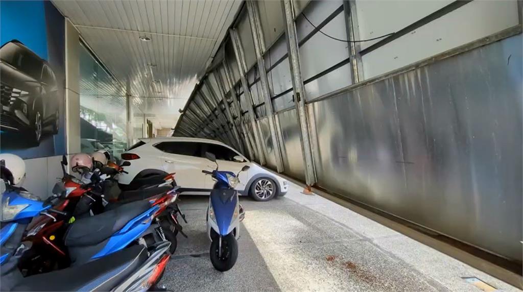 快新聞/嚇壞!高雄知名車商招牌「離家出走」 壓毀7車慘況曝光