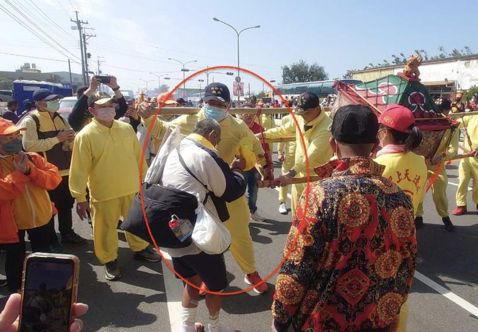白沙屯媽祖「勇腳伯」回歸!拖變形腿跛腳追隨…「6秒身影」萬人淚目