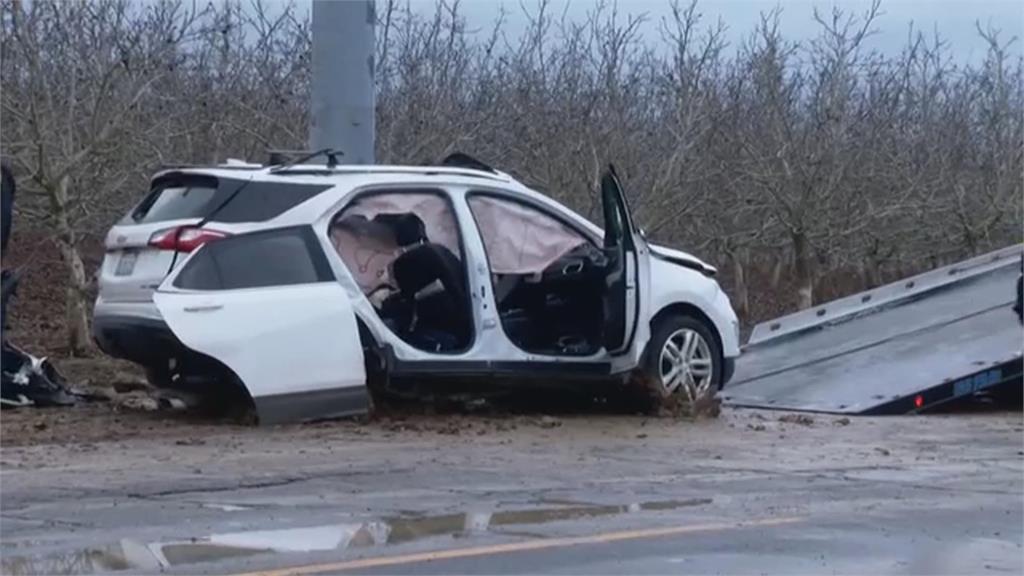 耶誕節美國加州豪雨　逾16萬戶停電　路樹倒塌