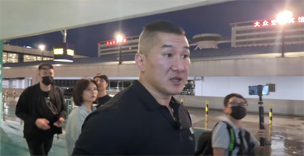 館長抵上海演太大!狂誇機場「1普通設施」連中國網友也開酸:好像神經病