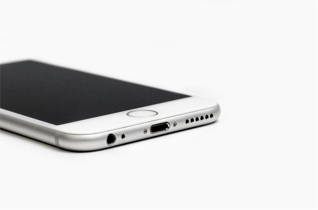 為省電「滑掉」iPhone應用程式?專家打破迷思曝這樣做「後果」
