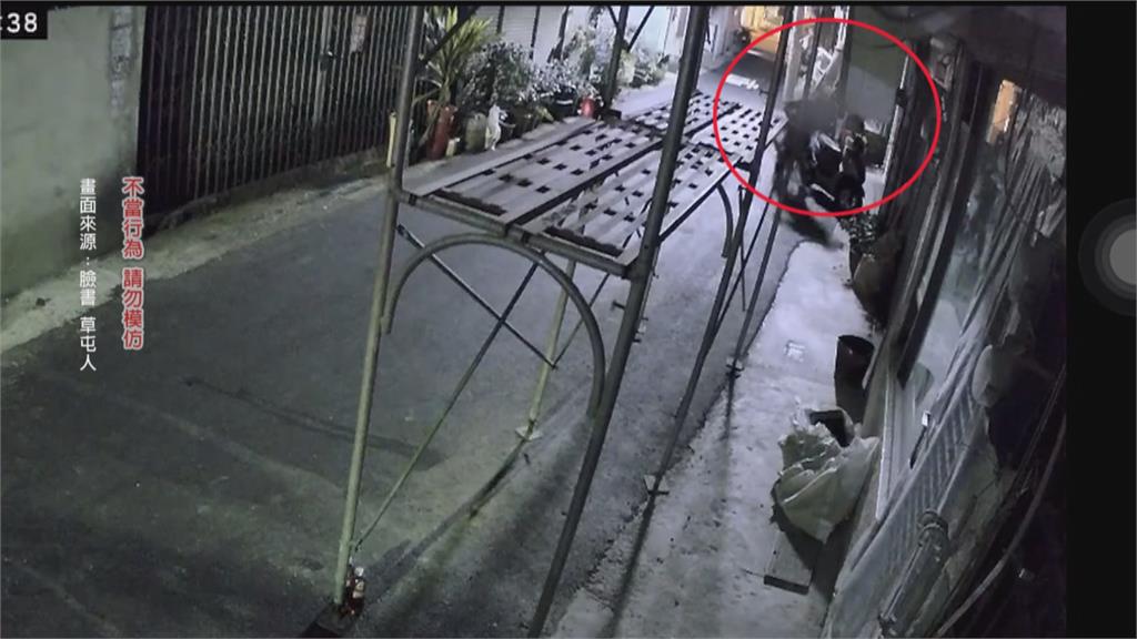 隨機竊案!女子騎單車 沿路「撬開機車置物箱」行竊