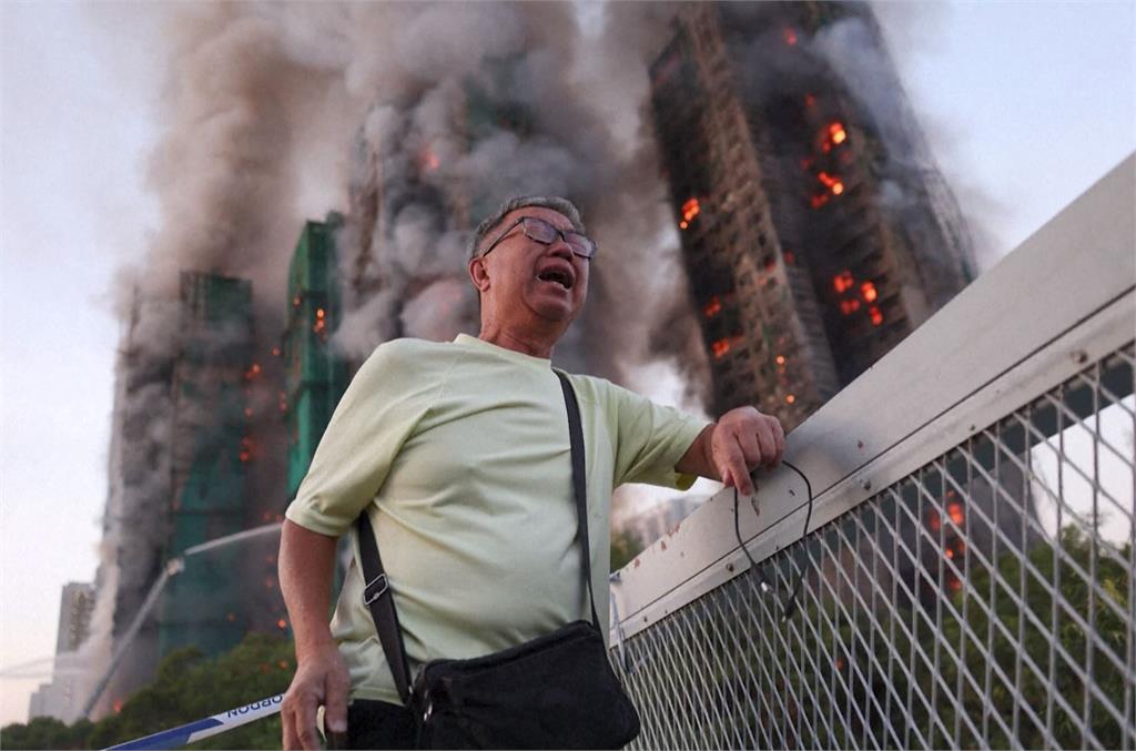 快新聞/宏福苑大火撕心裂肺一幕 7旬男崩潰喊「我太太還在裡面」