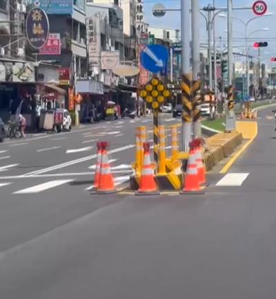 4個月被撞7次！行人庇護島需要庇護　公路局派反光桿重兵包圍