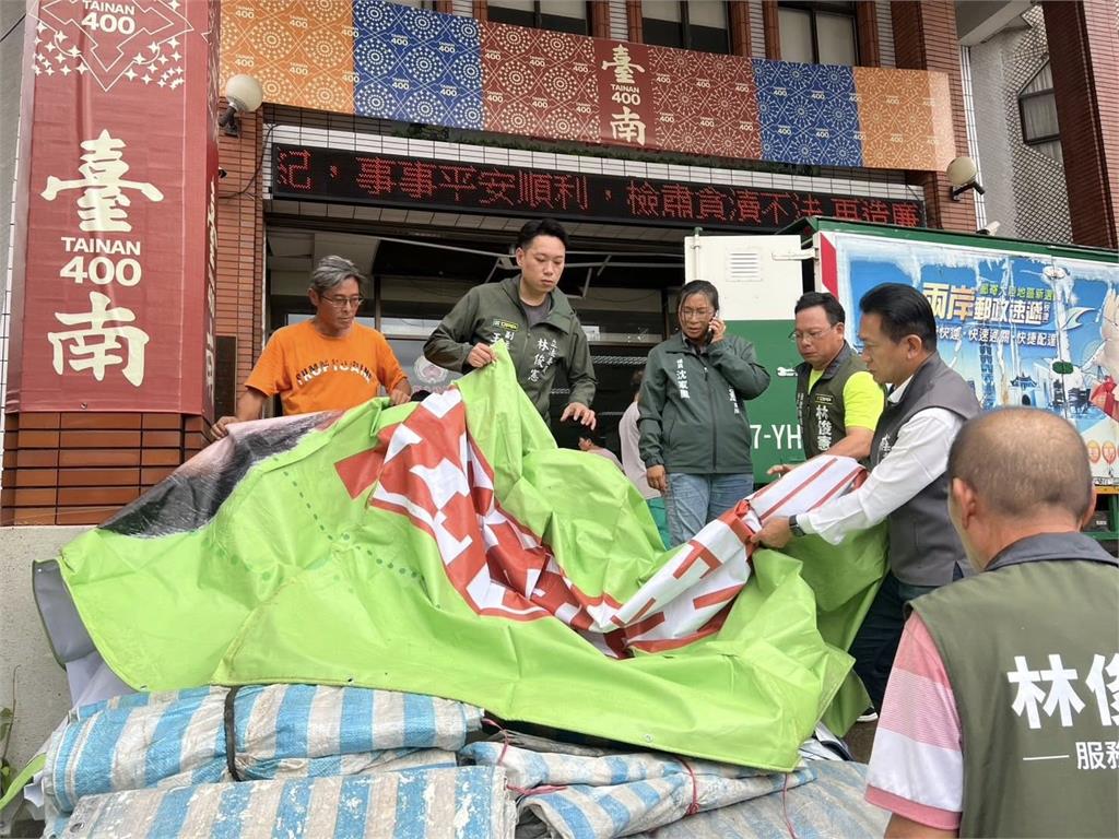 颱風襲台南「6000戶屋頂遭掀飛」!綠委衝救災「秒拆自己看板帆布」網大讚