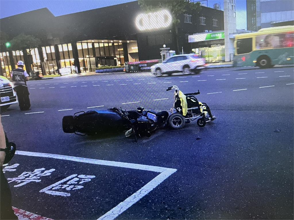 玩命？輪椅突左轉衝向車道　騎士閃避不及撞成一團２人輕傷