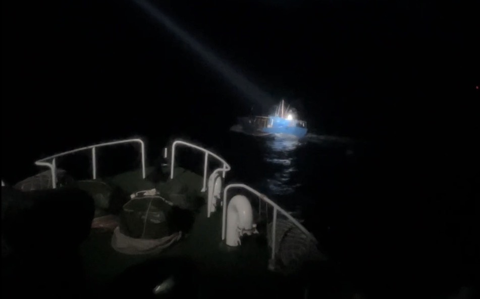 快新聞／還敢越界捕魚啊？澎湖海巡霸氣「扣押中國漁船回馬公港」