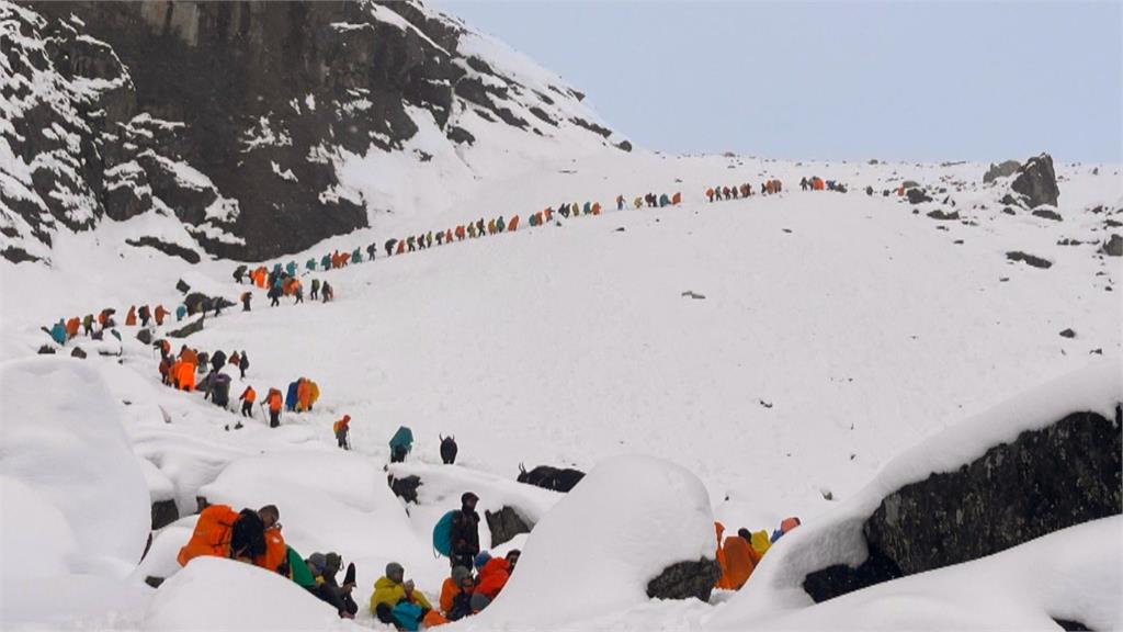 聖母峰暴雪傳上千人受困 村落通訊中斷增救援難度