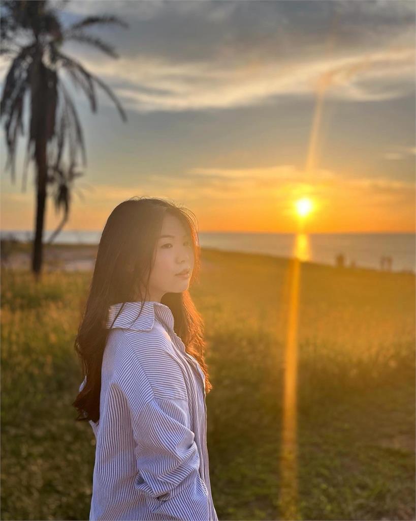長髮正妹小琉球看夕陽「是張君雅小妹妹」!變身護理師「26歲絕美近照曝」