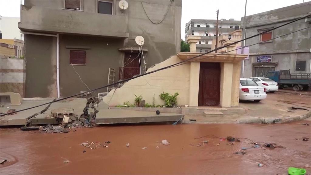 利比亞洪災釀2000死！馬路慘變「汽車漂漂河」　民眾躲車頂下秒被一起帶走