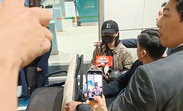 快新聞/IU抵台了! 機場開心收2包最愛零食「義美小泡芙」