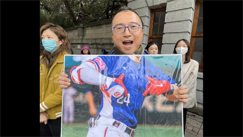 朝野響應英雄大遊行! 綠穿TAIWAN球衣、藍白穿CT球衣