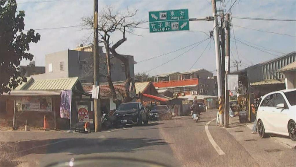 騎車「端筆電」邊騎邊看　嘉義婦人載小孩行徑誇張