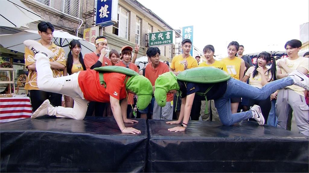 藝人群與在地轎班烈日下PK扛轎競走為獲勝氣喘如牛！胡瓜看了讚賞又心疼