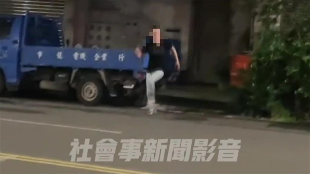 「醉」胡鬧!男作勢攔車攻擊 還踹民宅鐵門嬉笑逃離