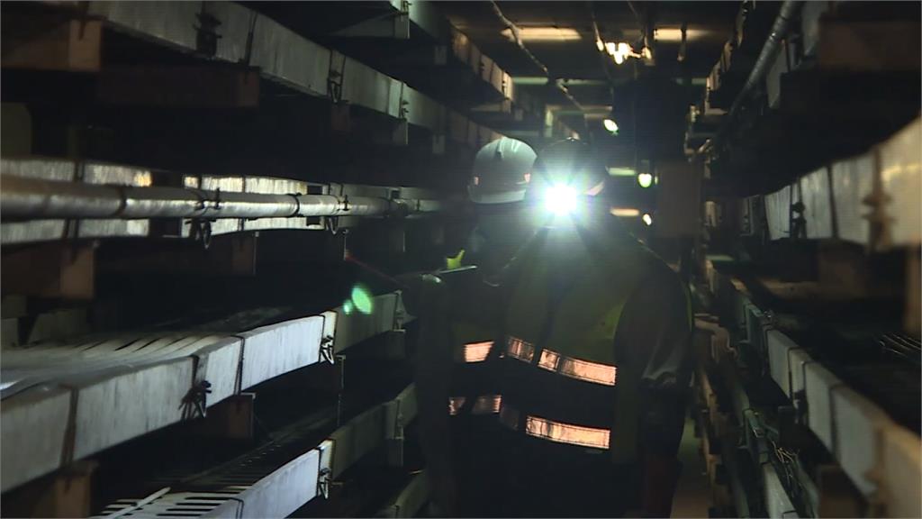 維護機場電力纜線！直擊「桃機忍者龜」穿梭幽暗管溝