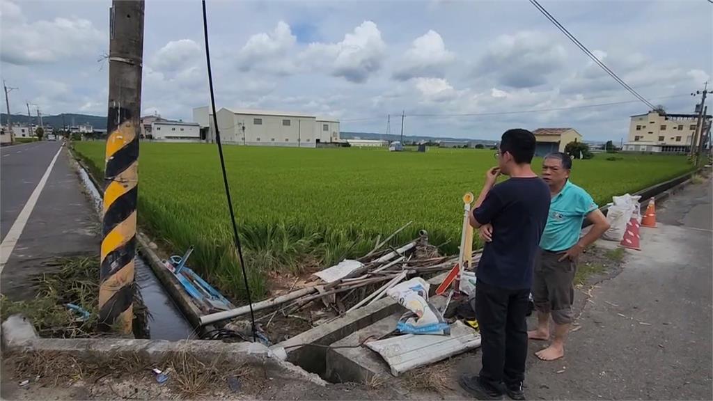 彰化芬園鄉路口2車對撞　1車撞斷電桿「倒栽蔥」墜田