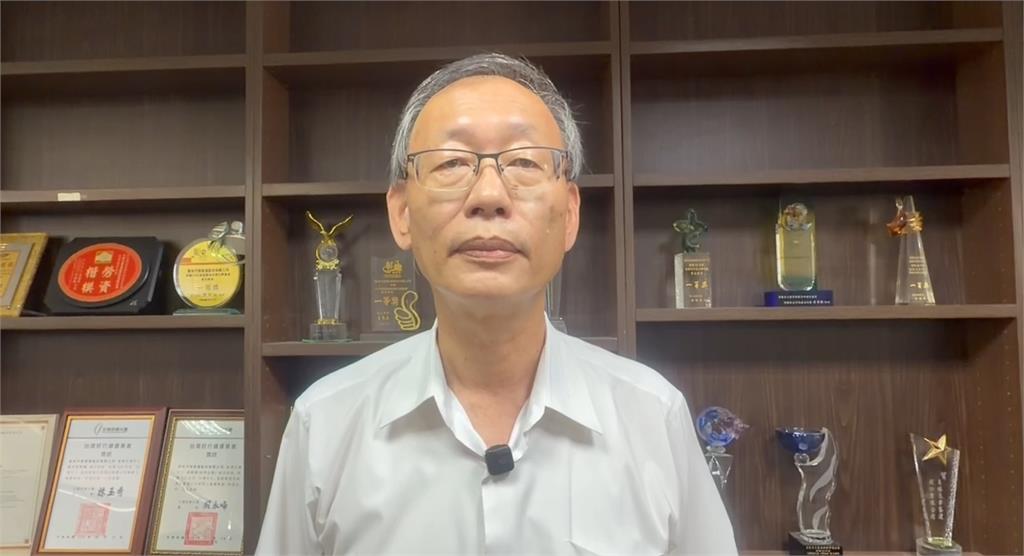 員林客運司機被直擊開車滑手機 命懸一線乘客嚇壞!業者這樣說