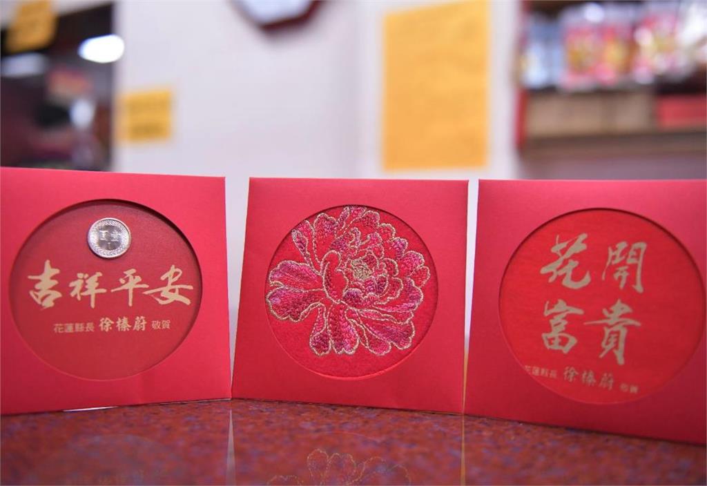 傅崐萁廟前「收1禁書」反應超尬!學生嗆「下架舔共立委」連擲3聖筊