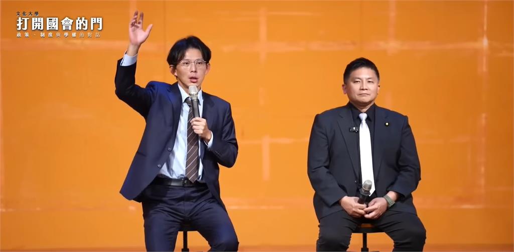 黃國昌赴文大演講自信喊「看過我直播舉手」！一看台下尷尬了：哇這麼少？