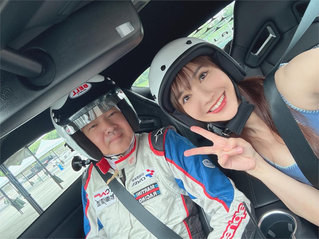 徐千京首次挑戰專業賽車!高速甩尾嗨到不行 下車竟「秒吐」笑喊:真的不是開玩笑!