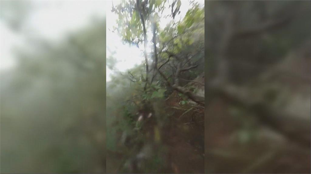 中國男沿山壁滑落「被樹擋住」 隨身攝影機拍下驚險過程