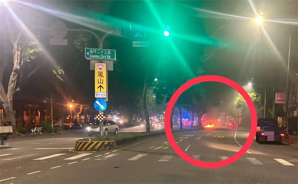 擦撞公車後撞上女騎士 轎車冒煙起火 熱心路人搶救駕駛