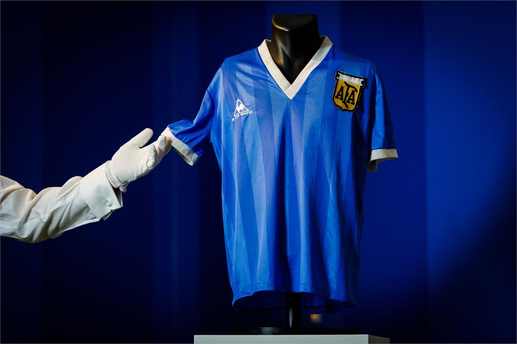 足球／阿根廷傳奇馬拉度納「上帝之手」球衣　創紀錄2.74億落槌！