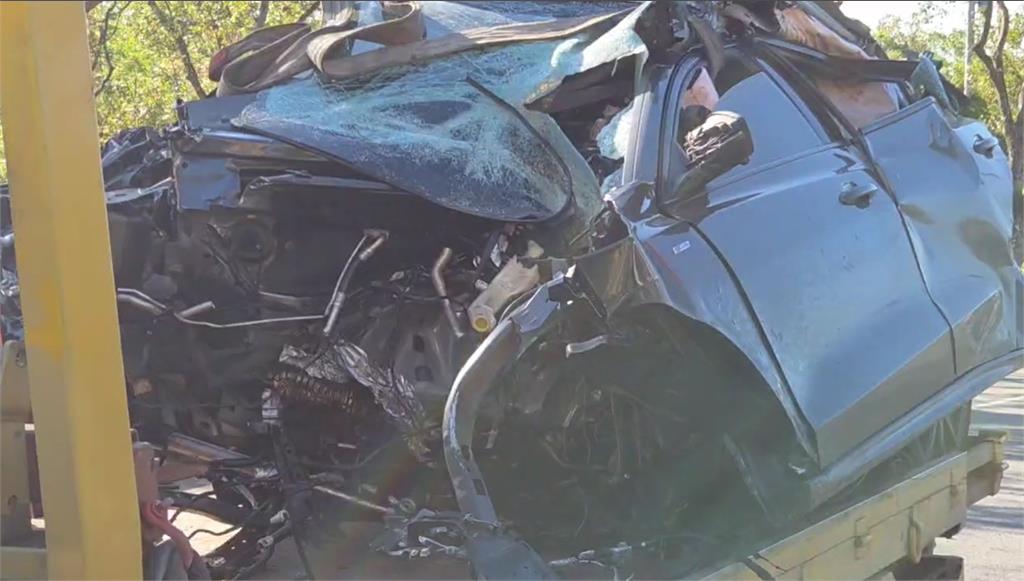 快新聞／花蓮死亡車禍！憲兵返營途中撞號誌桿　車輛翻覆解體燃燒