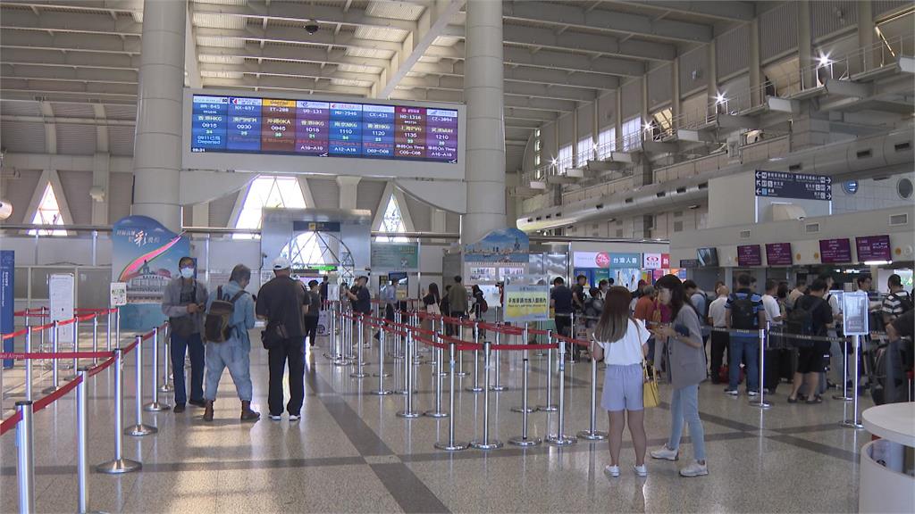 小港機場大廳迎賓看板掉落　出境排隊旅客險遭砸