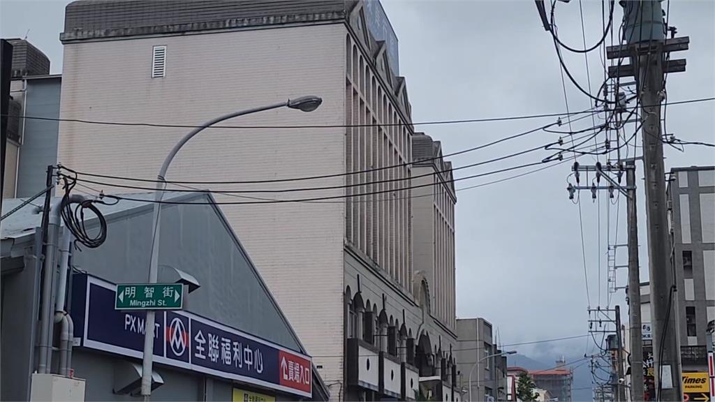 轟！花蓮高壓電線爆炸起火　電線斷裂垂落險砸中路過騎士